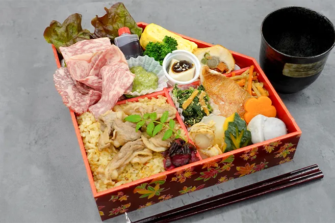 鴨すき焼き重と黒毛和牛ローストビーフの彩り膳
