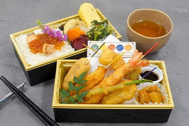 【独占販売】彩り創作串揚げと炙りサーモン、いくら飯の二段重